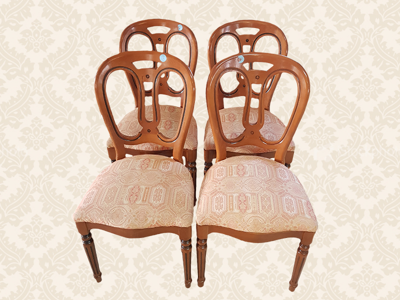 Kožne stolice i drveni sto