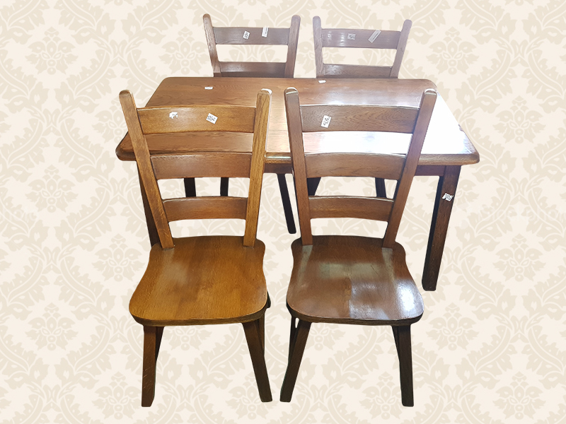 Okrugli stilski sto i cetiri stolice