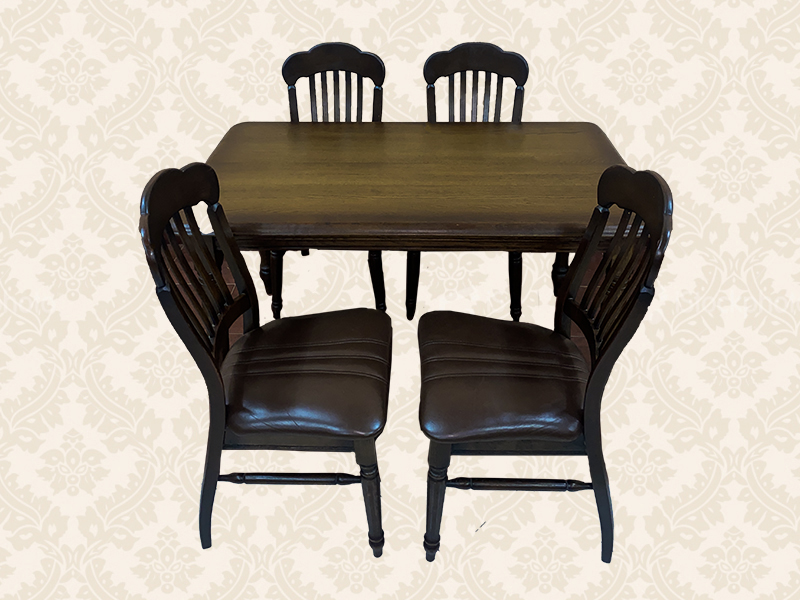 Okrugli stilski sto i cetiri stolice